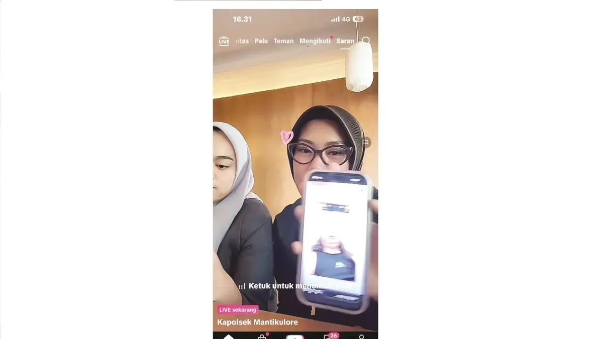 TANGKAPAN LAYAR: Andi Rampewali (kanan) saat tengah melakukan siaran langsung dengan menggunakan nama akun Kapolsek Mantikulore. FOTO: IST.