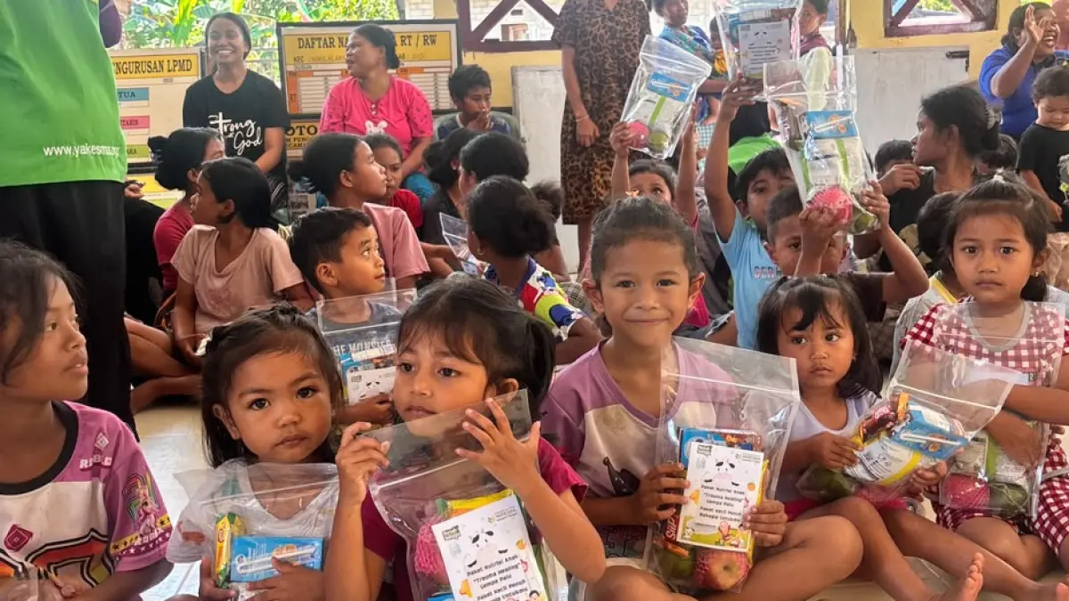GEMBIRA: Ekspresi anak-anak Desa Kadidia saat menghadiri kegiatan Trauma Healing yang digelar oleh Yakesma Sulteng. Selain mendapatkan hiburan edukatif, mereka juga menerima paket nutrisi sehat yang berisi apel, jeruk, susu UHT, dan makanan ringan.(Foto: Dokumenasi Yakesma Sulteng)