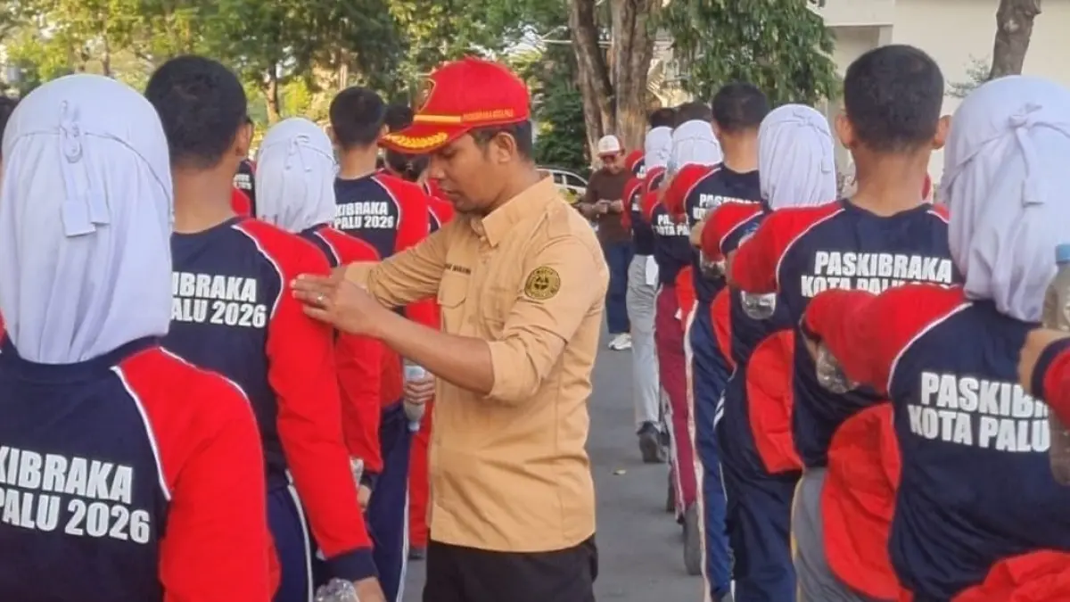 Puluhan calon Paskibraka Kota Palu menjalani pemusatan latihan di halaman Kantor Wali Kota Palu sebagai persiapan Upacara HUT ke-81 Kemerdekaan RI. Foto: Moh Fathahila/Radar palu&nbsp;