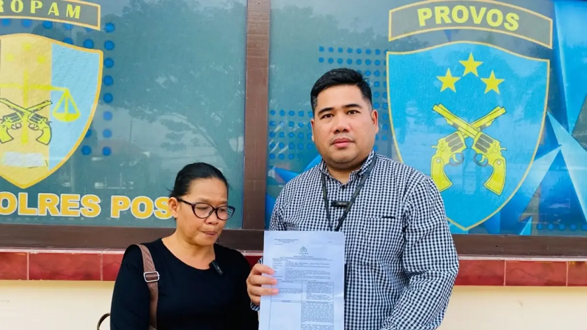 PERTANYAKAN : Advokat dan Bantuan Hukum Celebes Legal Center (CLC) Albert Sinay, S.H bersama ibu kandung korban, Nina Sulelino, Jumat (10/7/2026) mendatangi Unit Perlindungan Perempuan dan Anak (PPA) Polres Poso untuk memperoleh perkembangan terbaru penyidikan.(Istimewa)