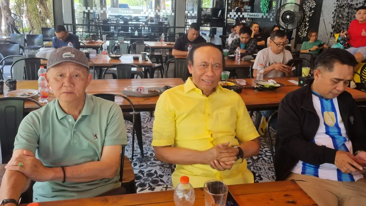 Anggota DPR RI Muhidin M. Said saat menghadiri nonton bareng perempat final Piala Dunia 2026 di Tanaris Cafe, Kota Palu, Minggu (12/7). FOTO: MOH FATHAHILA