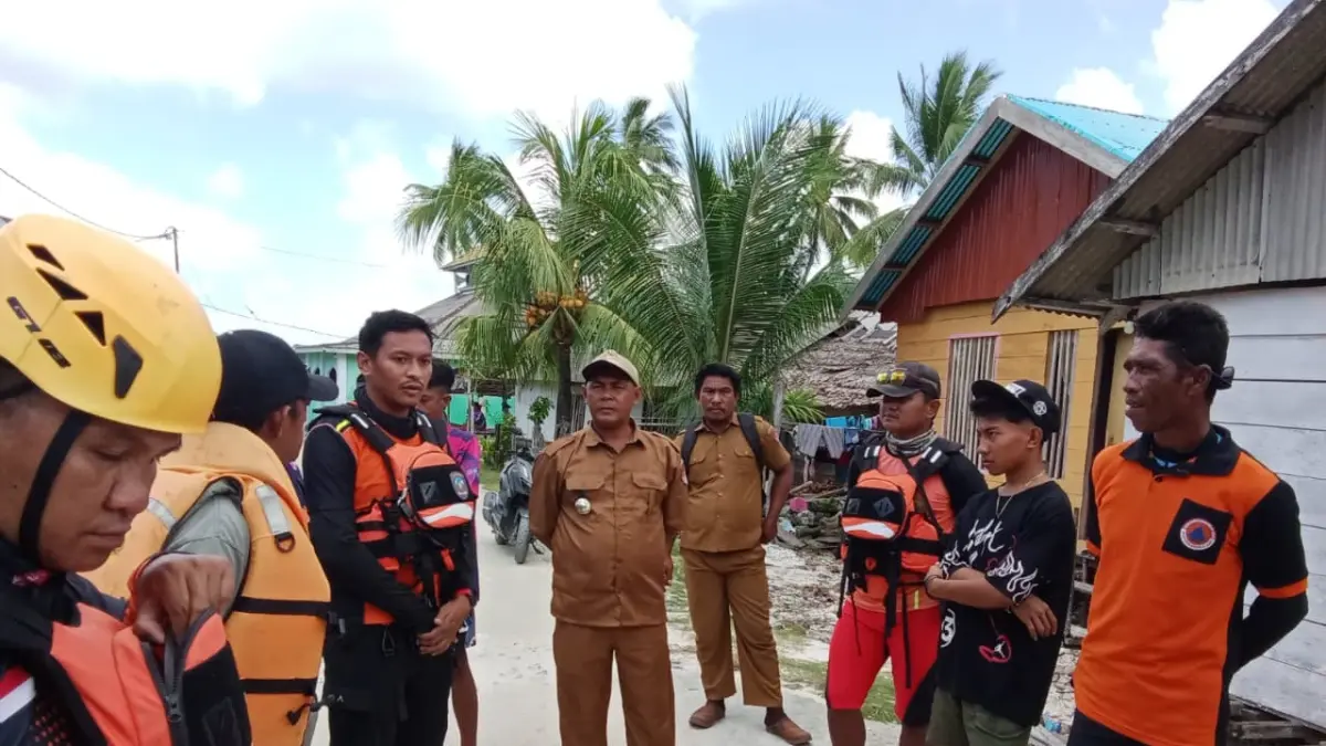 DICARI: Kades dan aparat Desa Kasuari, Banggai Laut, bersama tim SAR, usai membahas rencana pencarian nelayan yang hilang.(FOTO: ISTIMEWA/RADAR PALU).