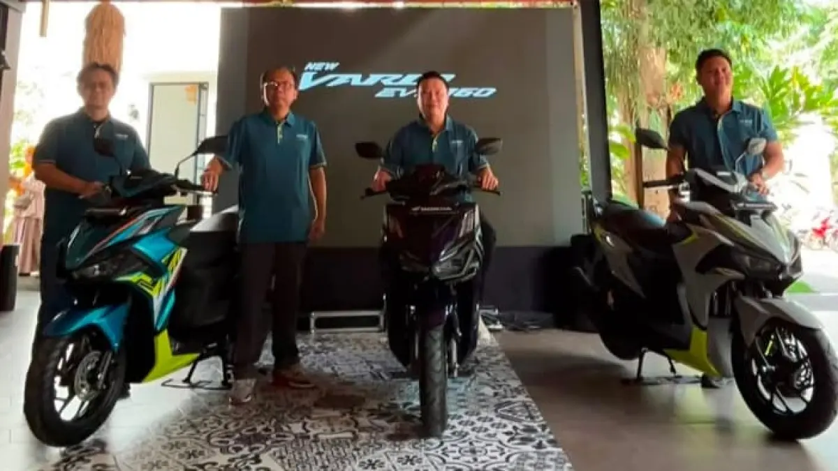 Jajaran pimpinan Main Dealer Honda Anugerah Perdana Region Sulawesi Tengah saat meluncurkan New Honda Vario EVO 160 di Tanaris Coffee, Sabtu (11/7). FOTO: ISTIMEWA&nbsp;
