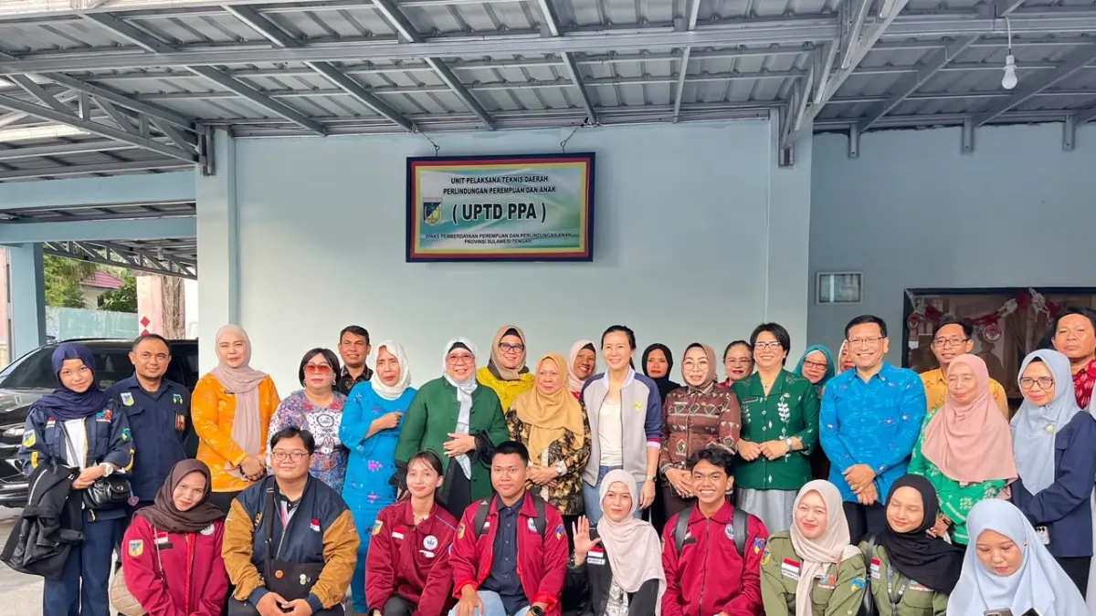 PERLINDUNGAN: Bunda Wiwik, bersama Wamen Perlindungan Perempuan dan Anak Veronica Tan, dan Wagub Renny Lamadjido, berserta Kadis PPA Sulteng.(FOTO: HUMAS DPRD SULTENG/RADAR PALU).