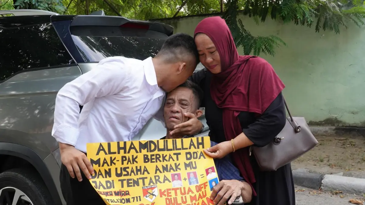 Tangis bahagia saat seorang calon Tamtama PK TNI AD yang dinyatakan lulus seleksi memeluk sang ayah yang duduk di kursi roda, didampingi ibunya.