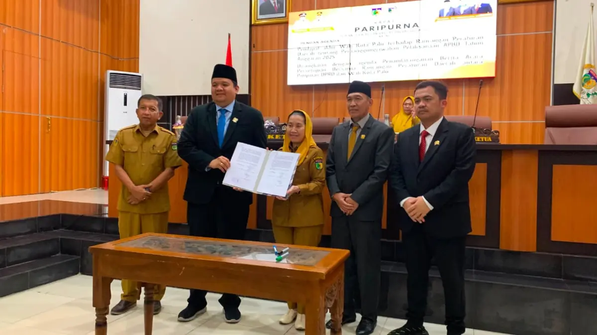 DPRD Kota Palu dan Pemerintah Kota Palu menandatangani persetujuan bersama Ranperda Pertanggungjawaban Pelaksanaan APBD Tahun Anggaran 2025 sebelum disampaikan kepada Gubernur Sulawesi Tengah untuk dievaluasi. (Annisa Nurul Wibdy)