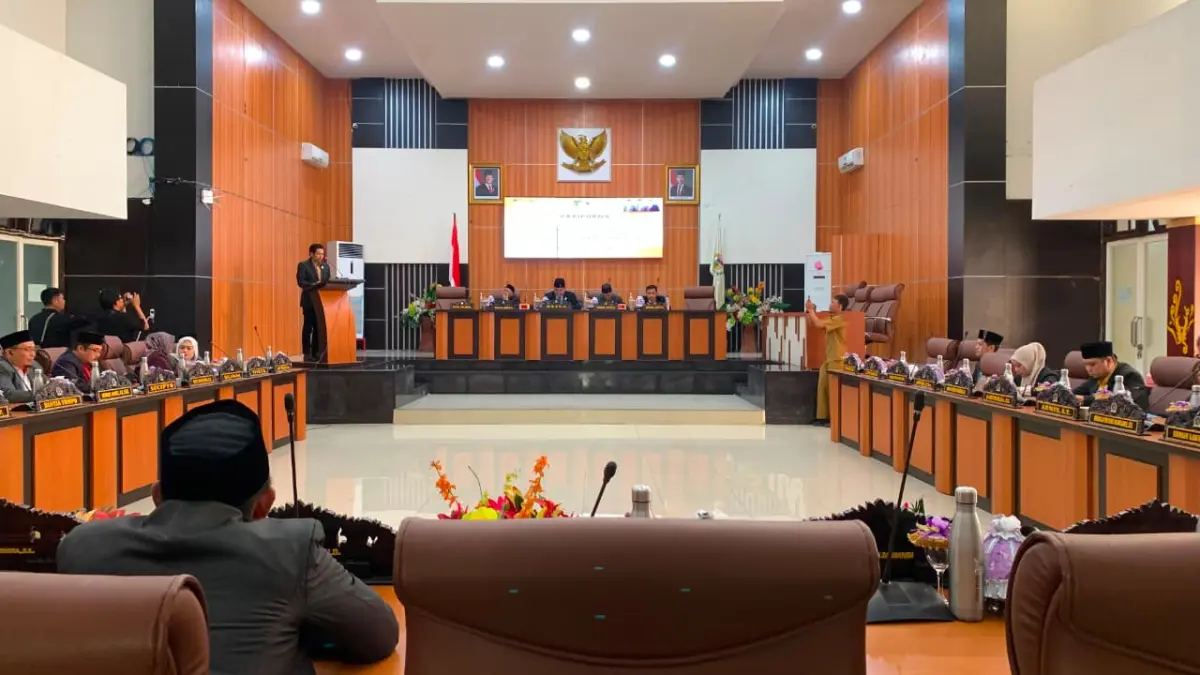 DPRD Kota Palu menggelar rapat paripurna penyampaian laporan Pansus Ranperda Pertanggungjawaban Pelaksanaan APBD Tahun Anggaran 2025 di Ruang Sidang Utama DPRD Kota Palu, Senin (13/7/2026). (Annisa Nurul Wibdy)