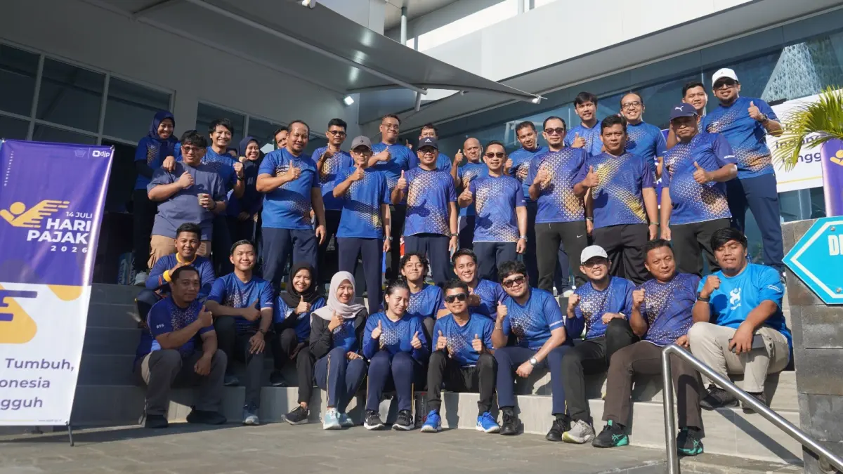 Kantor Pelayanan Pajak (KPP) Pratama Palu, Tommy Yulianto resmi membuka rangkaian kegiatan peringatan Hari Pajak 2026. Dalam rangkaian kegiatan tersebut diawali dengan senam sehat bersama yang diikuti seluruh pegawai.