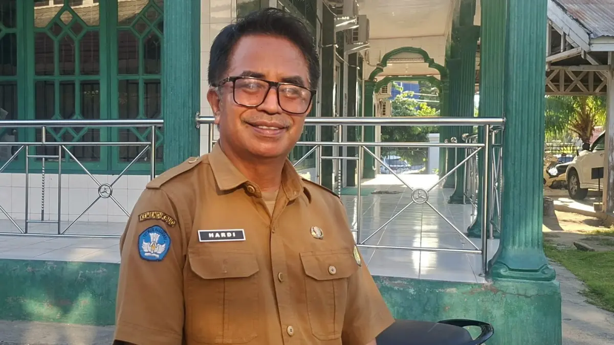 Kepala Disdikbud Kota Palu, Hardi, memastikan seluruh lulusan SD tetap memperoleh akses pendidikan meski daya tampung SMP negeri terbatas. (Annisa Tri Yusnida)
