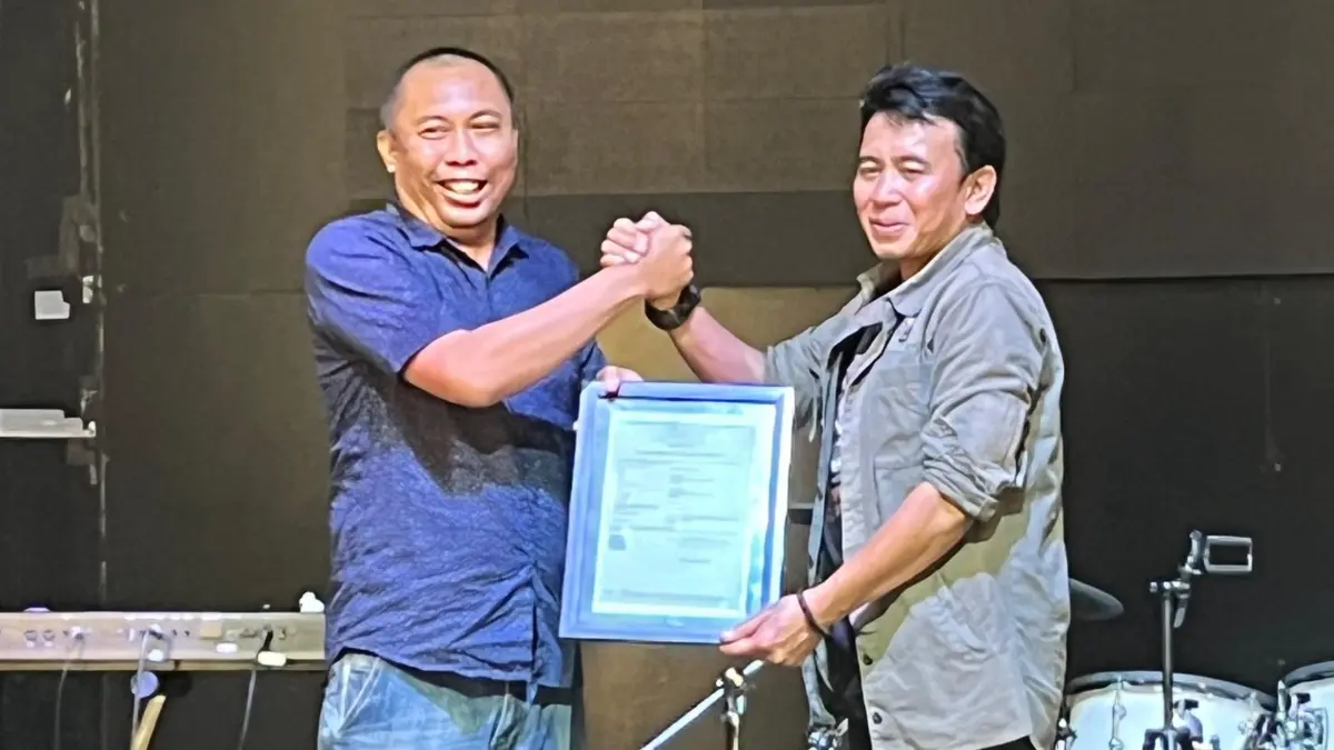  Penyerahan sertifikat hak cipta kepada para musisi lokal mewarnai konser musik “20 Tahun Merindu Bahasa Malam” karya Iwan Ambo yang digelar di Kafe 168 House, Sabtu (11/7/2026). 