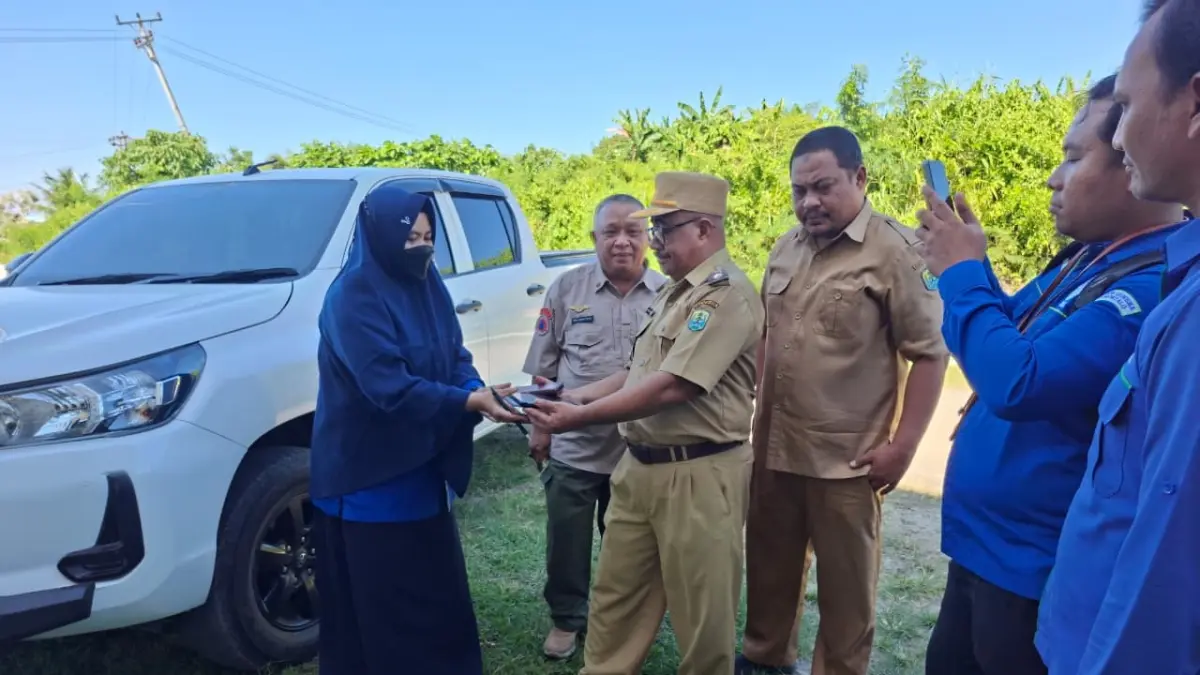MENERIMA: Sekkab Buol Moh. Yamin Rahim, saat menerima tim dari BMKG Palu, pasca bencana gempa bumi di Kabupaten Buol.(FOTO: DINAS KOMINFO KABUPATEN BUOL/RADAR PALU).