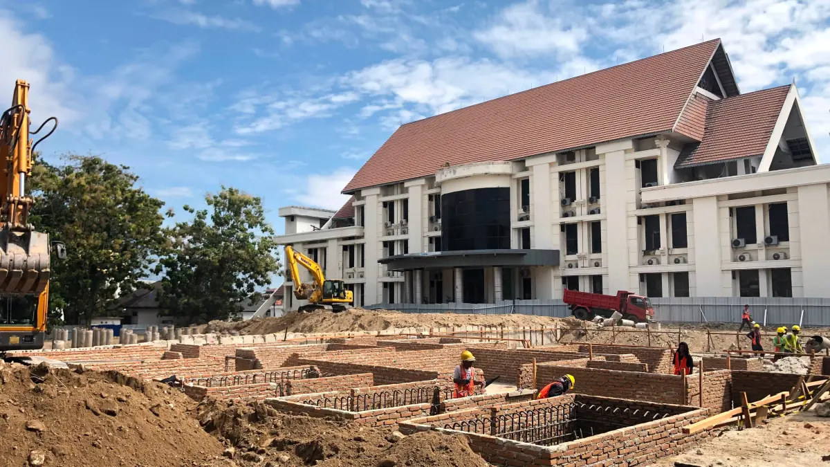 Pekerjaan Gedung Kantor DPRD Provinsi Sulawesi Tengah di Jalan Samratulangi memasuki tahap konstruksi utama dengan fokus penyelesaian struktur bangunan. FOTO: Annisa Nurul Wibdy