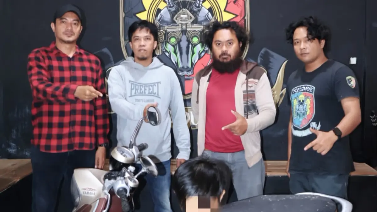 Tim URC Resmob Tadulako Satreskrim Polresta Palu mengamankan terduga pelaku pencurian sepeda motor berinisial APP saat penangkapan di kawasan Jalan Gunung Nokilalaki, Kota Palu