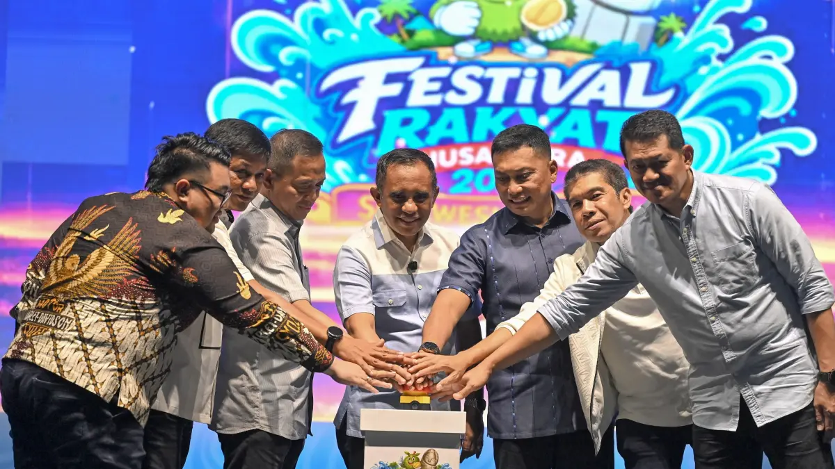 Gubernur Sulawesi Tengah Anwar Hafid bersama Forkopimda membuka Festival Rakyat Nusantara 2026 di Lapangan Immanuel, Palu, Senin (14/7). Festival menggabungkan nobar Piala Dunia dengan pemberdayaan ekonomi masyarakat melalui pelaku UMKM. FOTO. RO ADPIM SULTENG&nbsp;