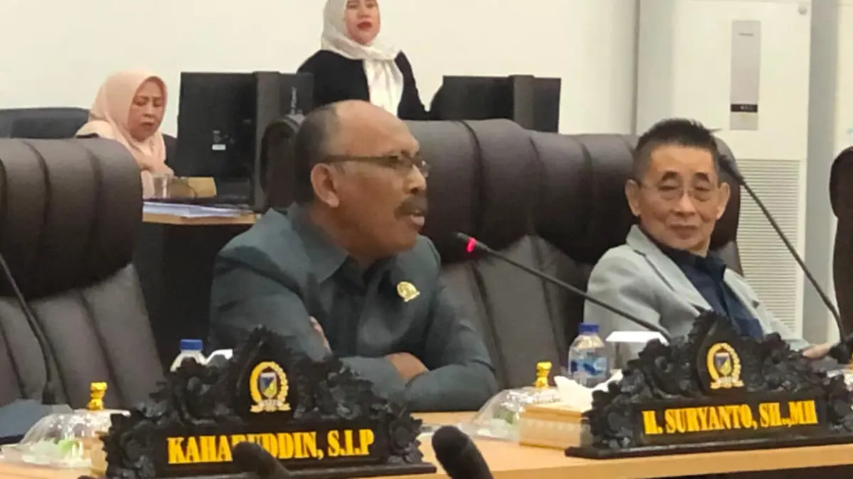Anggota DPRD Sulawesi Tengah dari Fraksi PDI Perjuangan, Suryanto, menyampaikan pandangannya usai Rapat Paripurna DPRD Sulteng, Rabu (15/7). (Annisa Wibdy/Radar Palu)