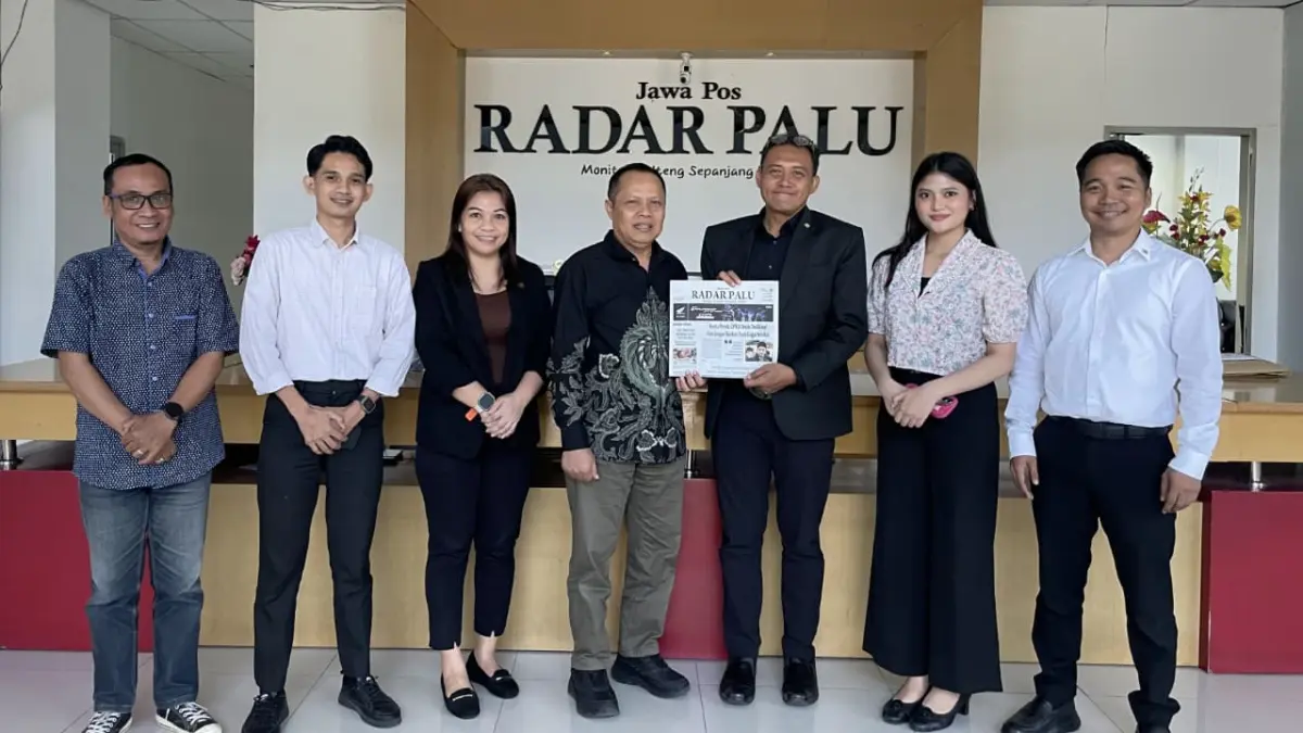 General Manager Swiss-Belhotel Palu, Firman Sudi Permana, bersama jajaran saat berkunjung ke Kantor Radar Palu dan berdiskusi dengan direksi serta redaksi, Rabu (15/7). (Moh Fatahilah)