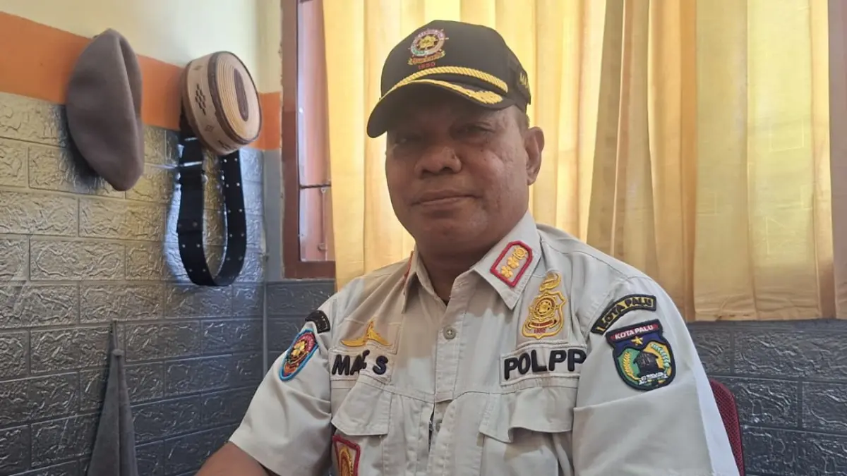 Kabid Tibumtranmas Satpol PP Kota Palu, Maat, menjelaskan upaya penertiban terhadap oknum yang diduga melakukan pencurian dengan berpura-pura memulung. (Annisa Tri Yusnida)