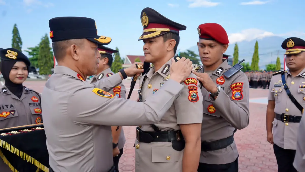 Kapolda Sulawesi Tengah Irjen Pol. Nasri melantik dan mengambil sumpah jabatan sejumlah Pejabat Utama (PJU) Polda Sulteng serta kapolres jajaran dalam upacara serah terima jabatan di Lapangan Apel Mako Polda Sulteng, Rabu (15/7/2026).