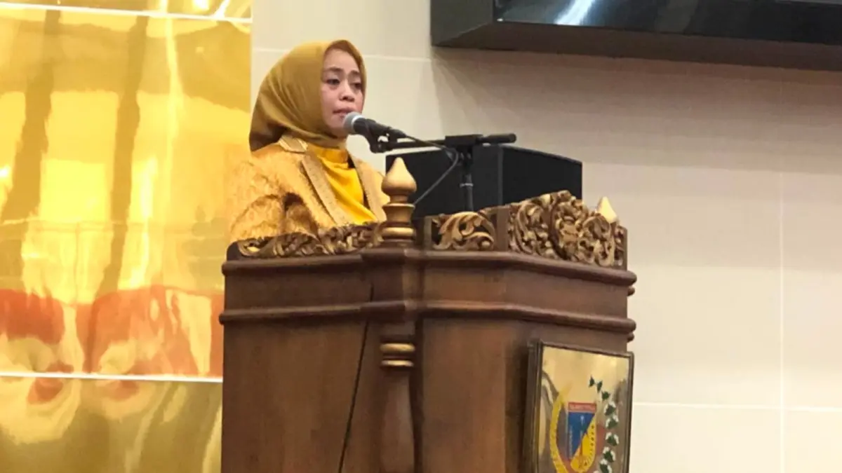 Sekretaris Daerah Sulawesi Tengah, Novalina, menyampaikan pidato pengantar Rancangan KUA-PPAS APBD 2027 mewakili Gubernur Sulawesi Tengah dalam Rapat Paripurna DPRD Sulteng, Rabu (15/7). (Annisa Wibdy/Radar Palu)