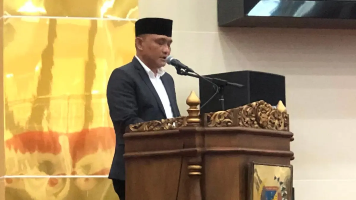 Sekretaris DPRD Sulawesi Tengah, M. Sadly Lesnusa, membacakan pengumuman rotasi anggota Badan Anggaran dari Fraksi Partai NasDem dalam Rapat Paripurna DPRD Sulteng, Rabu (15/7). (Annisa Wibdy/Radar Palu)