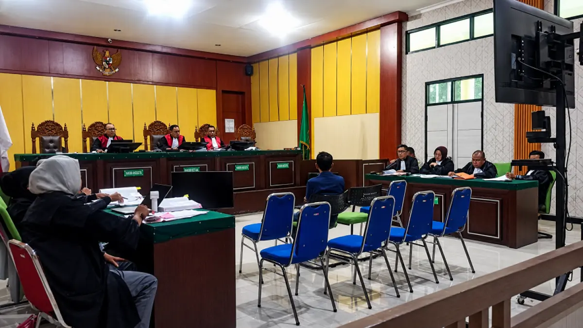 SIDANG KORUPSI : Suasana persidangan dugaan tindak pidana korupsi pengadaan tanah dan bangunan Mess Pemerintah Kabupaten Morowali di Pengadilan Tipikor pada Pengadilan Negeri Palu, Selasa (14/7).(Wahono/Radar Palu)