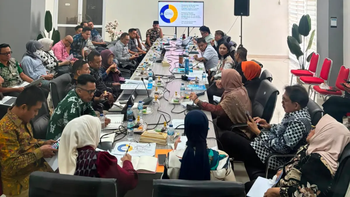 Banggar DPRD Sulawesi Tengah menggelar rapat bersama TAPD membahas rancangan KUA-PPAS Tahun Anggaran 2027 di Ruang Sidang Utama DPRD Sulteng, Jalan Moh. Yamin, Kamis (16/7/2026). (Annisa Nurul Wibdy)