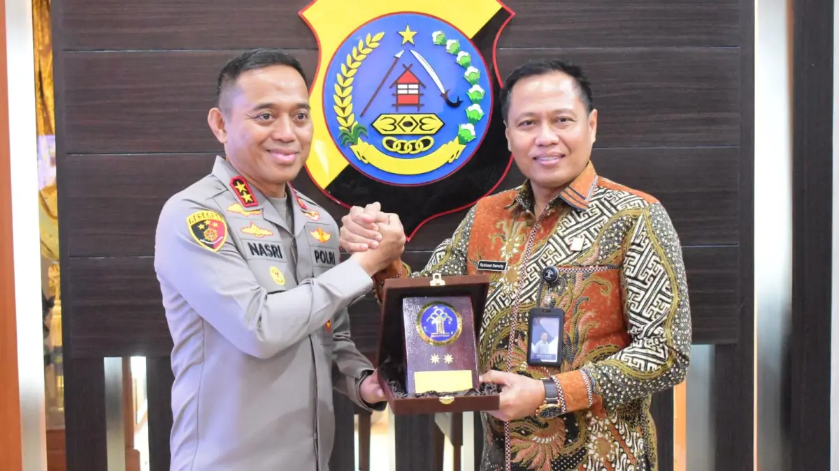 Kepala Kanwil Kemenkum Sulteng), Rakhmat Renaldy, melakukan audiensi bersama Kepala Kepolisian Daerah Sulawesi Tengah (Kapolda Sulteng), Irjen. Pol. Dr. Nasri, S.I.K., M.H., di Ruang Kerja Kapolda Sulteng, Kamis (16/7/2026).