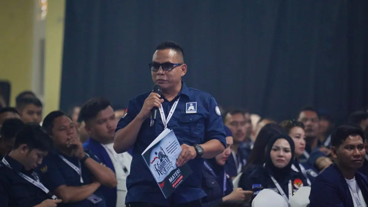 MEMIMPIN: Ketua DPD PAN Kabupaten Sigi, yang juga anggota DPRD Kabupaten Sigi, Ardiansyah, tampak sedang memimpin di sebuah rapat PAN.(FOTO: ISTIMEWA/RADAR PALU)  