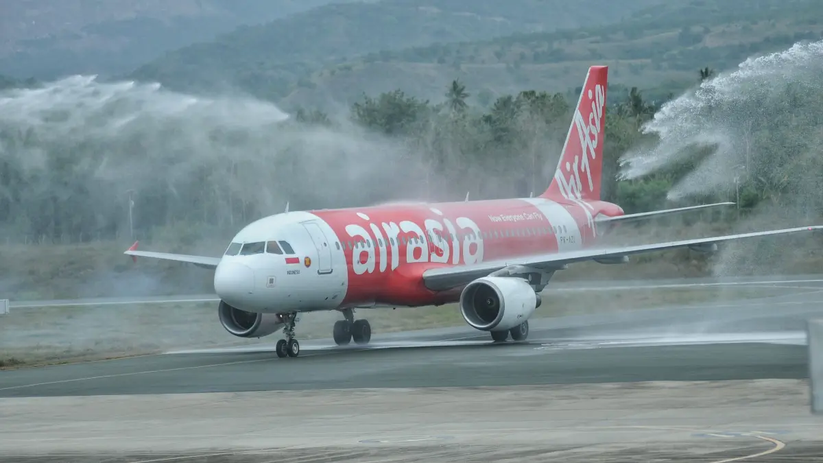 RESMI TUTUP RUTE: Maskapai AirAsia saat penerbangan perdana di Bandara Internasional Mutiara Sis Aljufri Palu dengan rute Palu-Makassar.(MUGNISUPARDI)