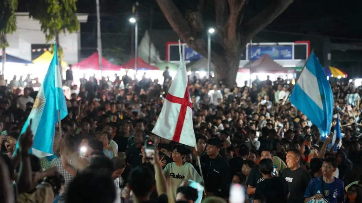 Ribuan warga memadati Lapangan Vatulemo Palu saat mengikuti nonton bareng semifinal Piala Dunia FIFA 2026 yang difasilitasi Pemerintah Kota Palu. (Humas Pemkot Palu)