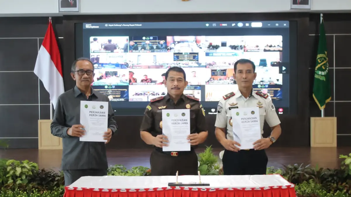 Kepala Kejaksaan Tinggi Sulawesi Tengah Zullikar Tanjung, Ketua Pengadilan Tinggi Sulawesi Tengah Aroziduhu Waruhu, dan Kepala Kanwil Ditjenpas Sulawesi Tengah Herman Mulawarman memperlihatkan dokumen Perjanjian Kerja Sama (PKS) pelaksanaan persidangan secara elektronik usai penandatanganan di Aula Abdul Aziz Lamadjido, Kantor Kejati Sulawesi Tengah, Kamis (16/7)
