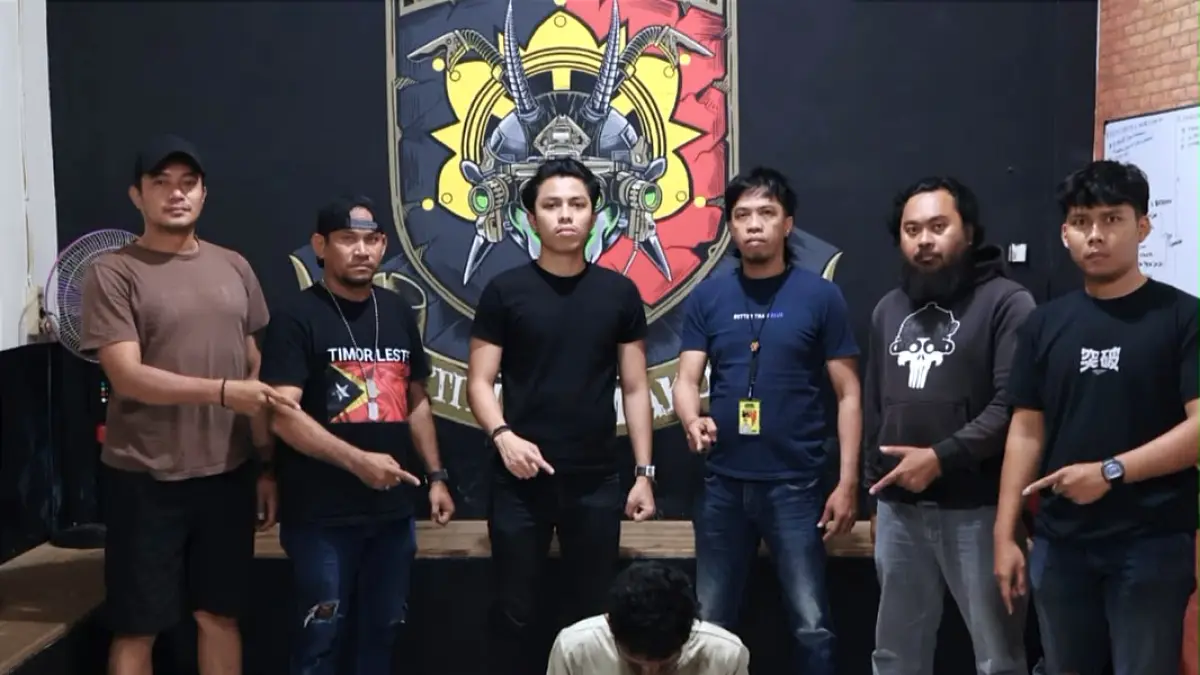 Tim URC Resmob Tadulako Satreskrim Polresta Palu menunjukkan terduga pelaku pencurian dengan pemberatan beserta sejumlah barang bukti hasil pengungkapan kasus yang diduga terjadi di 11 lokasi berbeda di Kota Palu.