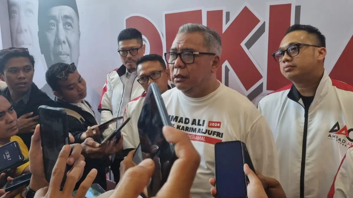 Ahmad Ali memberikan keterangan kepada wartawan usai deklarasi kembali Ahmad Ali Center (AAC) di Hotel Best Western Palu, Jumat (17/7). (MOH FATHAHILA/RADAR PALU)