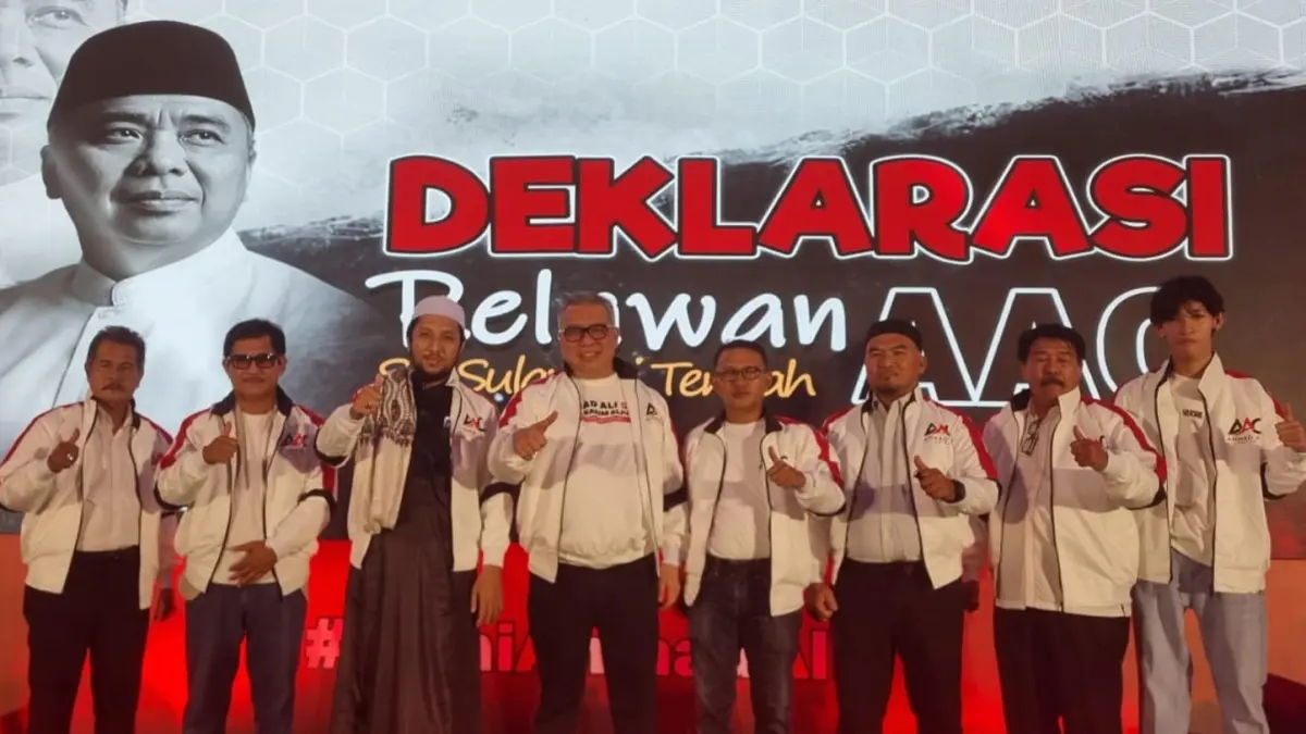 Ahmad Ali mendeklarasikan kembali Ahmad Ali Center (AAC) sebagai organisasi yang berfokus pada kegiatan sosial dan kemanusiaan di Hotel Best Western Palu, Jumat (17/7). (MOH FATHAHILA/RADAR PALU)