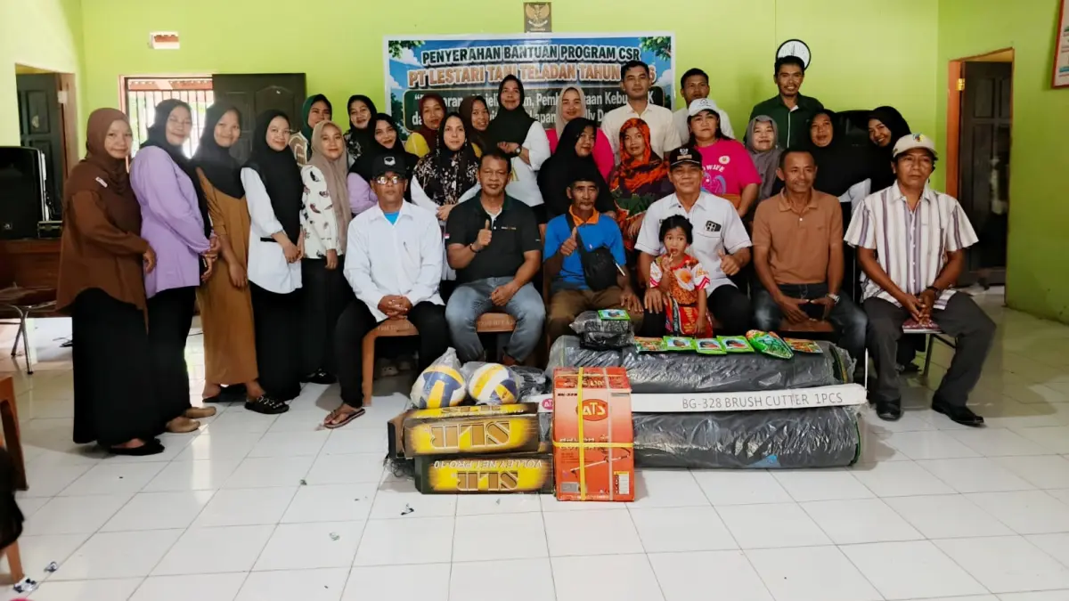 PT Lestari Tani Teladan (LTT) mendukung pembangunan masyarakat melalui penyaluran bantuan di Desa Towiora.