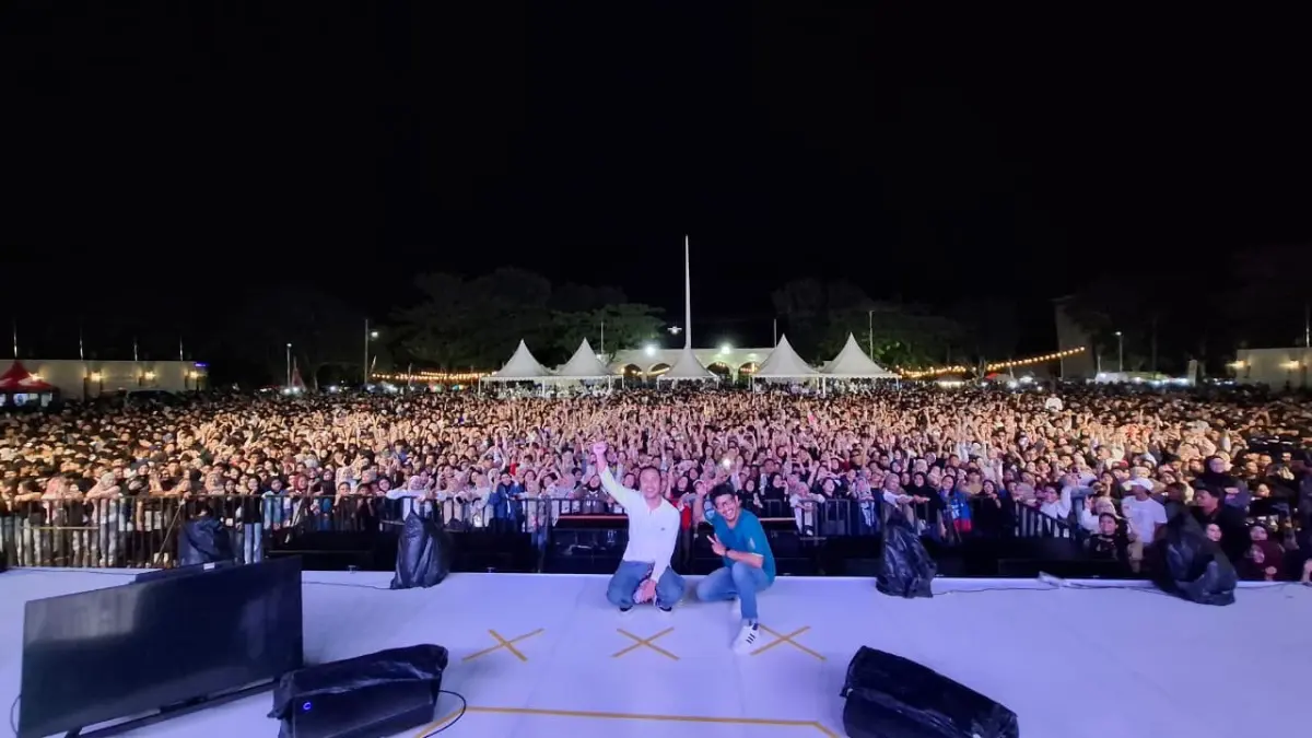 Ribuan masyarakat memadati Lapangan Mirqan Halimun, Luwuk, saat peluncuran New Honda Vario EVO 160 yang dimeriahkan penampilan Marcello Tahitoe (Ello) dan OOM LEO Berkaraoke. ISTIMEWA.