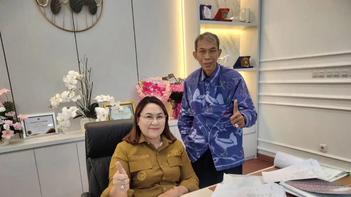 Rudi Lalena yang juga agen Radar Palu Jawa Pos saat bertemu dengan Bupati Donggala Vera Elena Laruni (14/7) di ruang kerjanya.