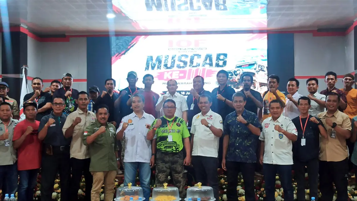 Pengurus dan anggota Indonesia Offroad Federation (IOF) Kota Palu berfoto bersama usai Musyawarah Cabang (Muscab) III di Kantor Bapenda Provinsi Sulawesi Tengah, Sabtu (17/7). Dalam Muscab tersebut, Irsan Satria kembali terpilih secara aklamasi sebagai Ketua IOF Kota Palu periode 2026–2030.