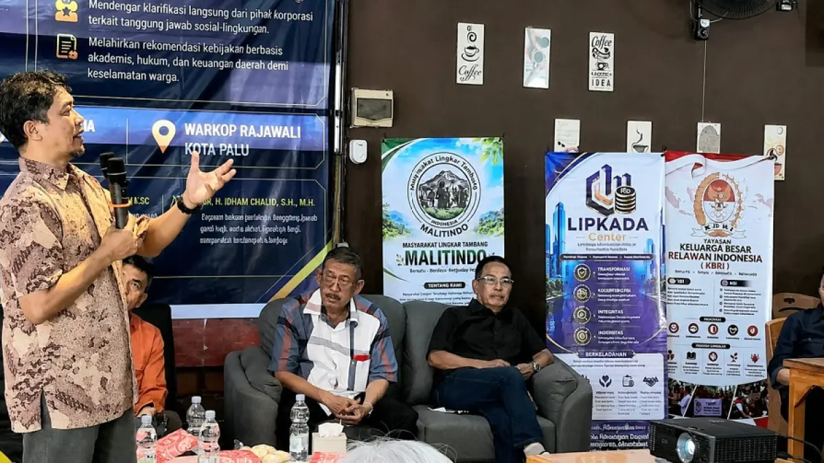 Direktur PT CPM, Yan Adriansyah, jadi pembicara dalam diskusi publik bertema, Ancaman Bahaya Aktivitas Pertambangan PETI dan PT. CPM terhadap warga Kota Palu yang diselenggarakan LIPKADA Center di Warkop Rajawali, Palu, Sabtu (18/7/2026).(Rony Sandhi/Radar Palu)
