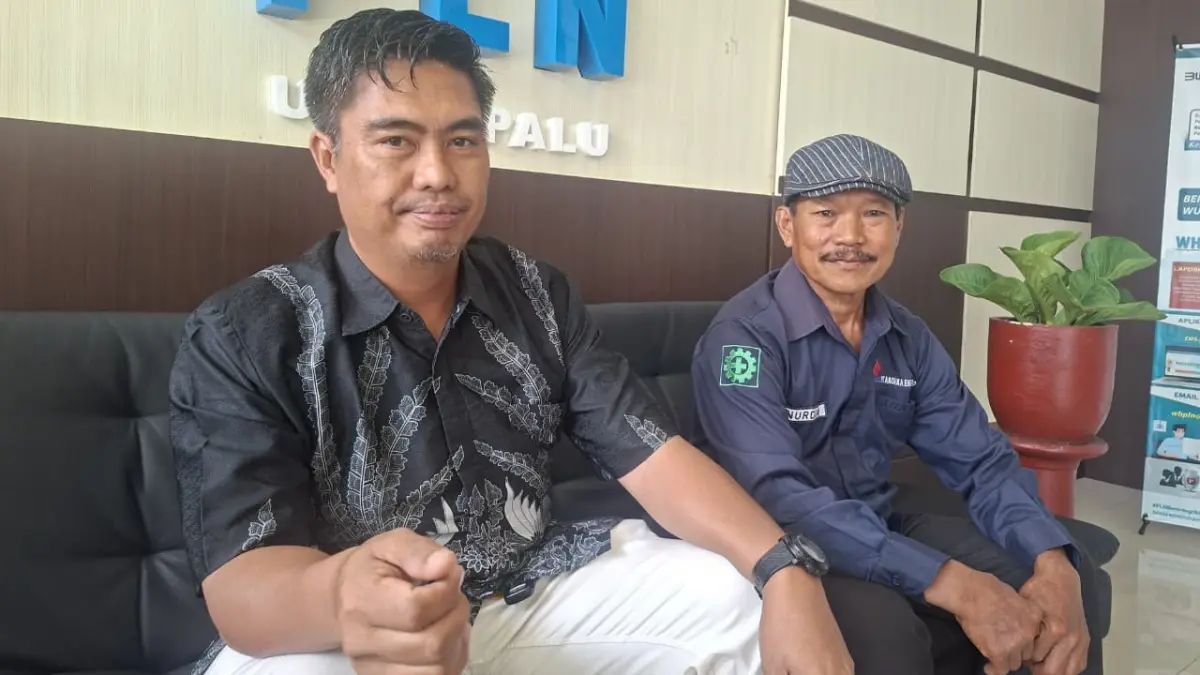 Asisten Manajer Jaringan PLN UP3 Palu, Usman (kiri), bersama Sekretaris Manajer PT Andika Energindo, Nurdin (kanan), menjelaskan mekanisme pemangkasan pohon di sekitar jaringan listrik kepada Radar Palu. (ANNISA TRI YUSNIDA)