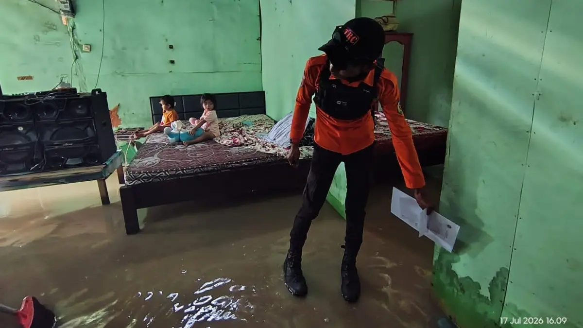 Petugas BPBD melakukan asesmen di lokasi banjir yang merendam permukiman warga di Dusun 4, Desa Laemanta Utara, Kecamatan Kasimbar, Kabupaten Parigi Moutong, Jumat (17/7). Foto: BPBD Sulteng&nbsp;