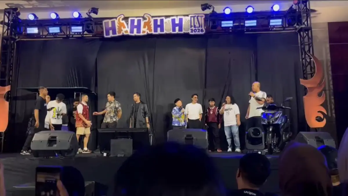 KOMIKA NASIONAL dan lokal Kota Palu tampil bersama di panggung Hahahihi Fest 2026 di Sriti Convention Hall, Sabtu (18/7/2026). Event tersebut sukses menghibur hampir 1.500 penonton. FOTO: ANNISA WIBDY