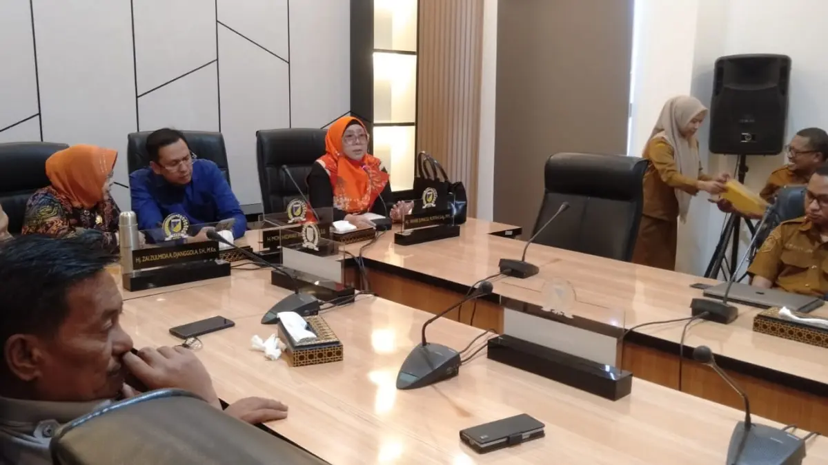 RAPAT: Sekretaris Komisi IV DPRD Sulteng, Hj. Wiwik Jumatul Rofi