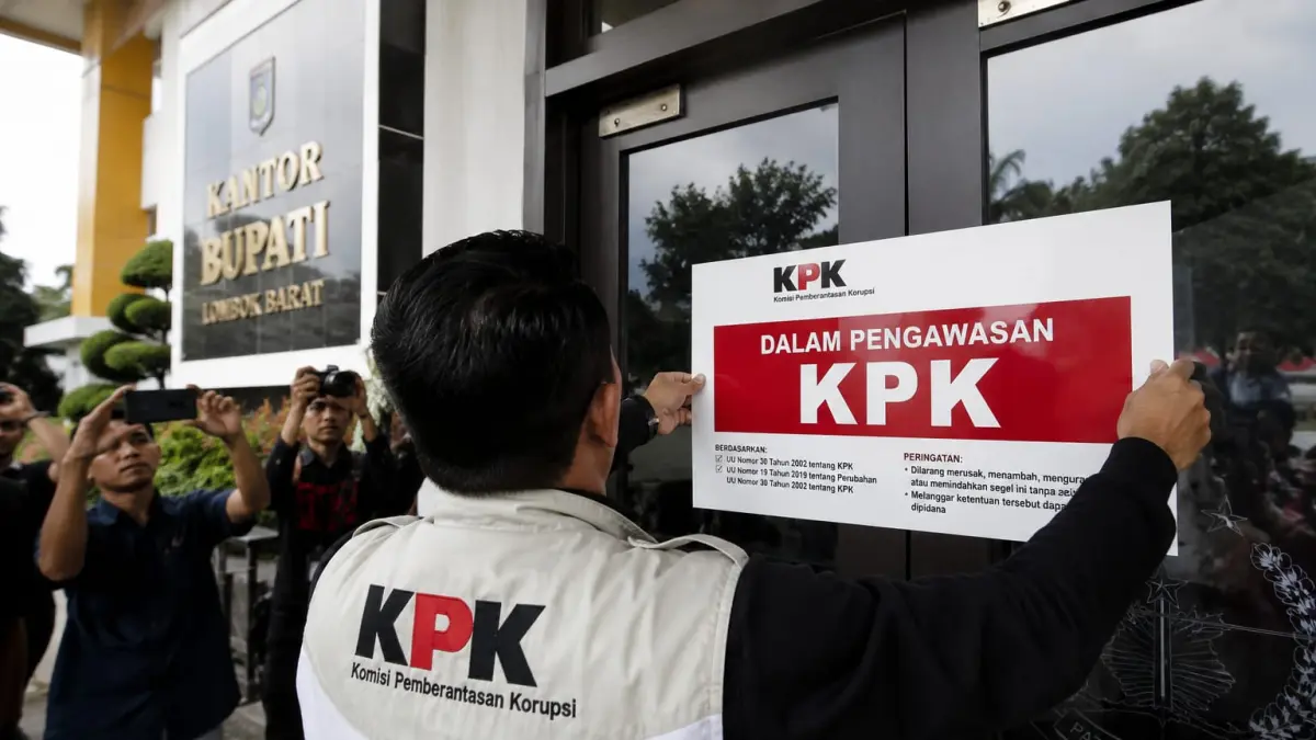 Petugas Komisi Pemberantasan Korupsi (KPK) melakukan penyegelan sebagai bagian dari operasi tangkap tangan (OTT). KPK membenarkan menggelar OTT di Kabupaten Lombok Barat, Nusa Tenggara Barat, Senin (20/7), sementara identitas pihak yang diamankan masih menunggu pengumuman resmi. ILUSTRASI: AI/RADAR PALU