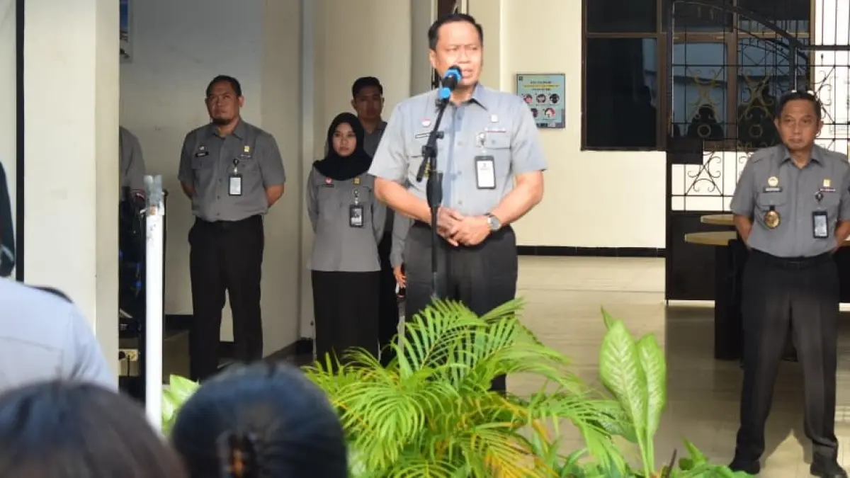 Kepala Kanwil Kemenkum Sulteng), Rakhmat Renaldy, memimpin apel pagi bersama seluruh jajaran di Lapangan Kanwil Kemenkum Sulteng, Senin (20/7/2026).