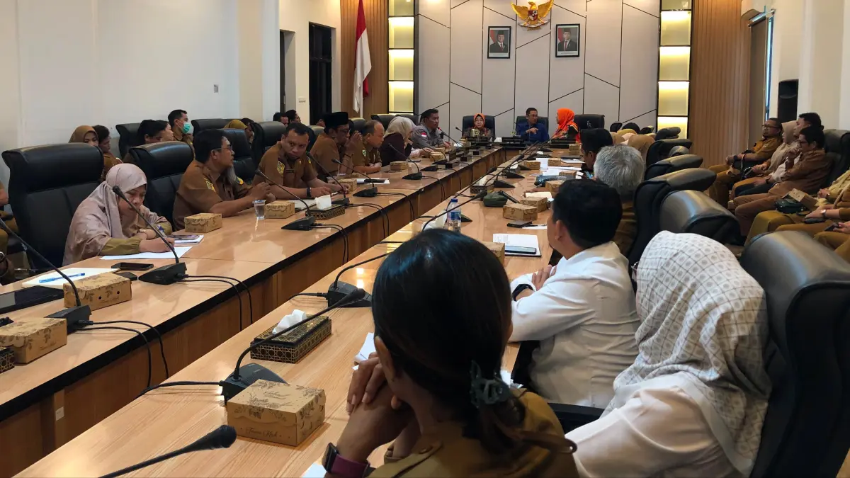 Ketua Komisi IV DPRD Sulawesi Tengah Hidayat Pakamundi memimpin RDP bersama manajemen RSUD Undata dan perwakilan tenaga kesehatan di Ruang Baruga DPRD Sulteng, Senin (20/7/2026). FOTO: ANNISA NURUL WIBDY/RADAR PALU