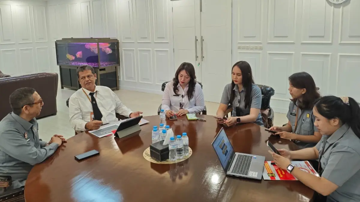 Presentasi tersebut merupakan salah satu tahapan dari rangkaian Pelatihan Kepemimpinan Nasional Tingkat II yang diikuti oleh I Putu Dharmayasa (kiri), sebagai peserta