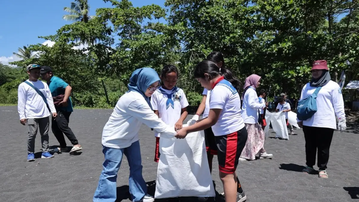 PT Pertamina Trans Kontinental (PTK) aksi bersih-bersih pantai atau coastal clean up di wilayah Pantai Tangkoko, Batuputih Bawah, Kota Bitung, Sulawesi Utara.(Dokumentasi Pertamina)