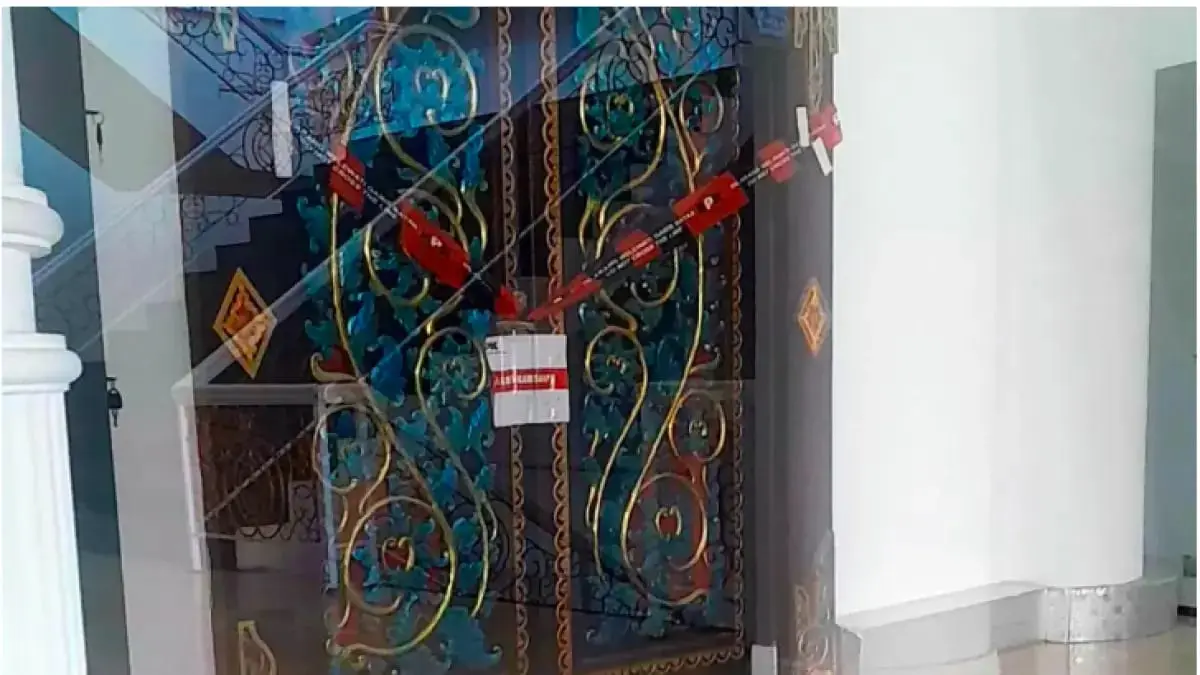 Ruang kerja Bupati Lombok Barat disegel KPK usai operasi tangkap tangan (OTT) di Kabupaten Lombok Barat, Senin (20/7). (Foto: Lombok Post/Jawa Pos Group)