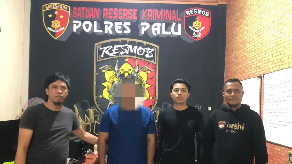 Tim Resmob Tadulako Polresta Palu mengamankan DPO kasus dugaan penipuan dan penggelapan berinisial AD saat penangkapan di Jalan Purnawirawan I, Kelurahan Tatura Utara, Kecamatan Palu Selatan, Jumat (17/7) malam.